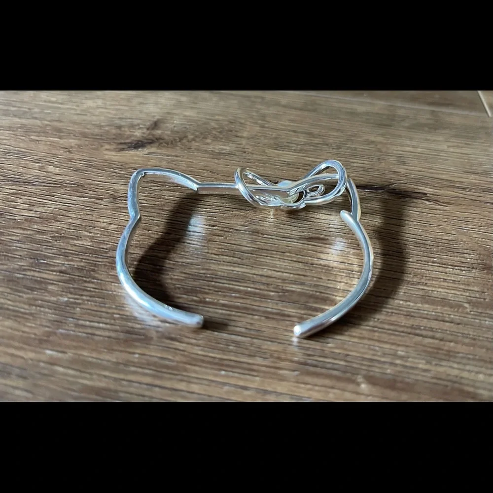 HELLO KITTY-NWT Silver Tone Cuff with Faux Pearl - Picture 4 of 11